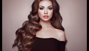 Ενδυνάμωση μελαχρινής ομορφιάς: Αγκαλιάζοντας τη διαφορετικότητα στο χτένισμα