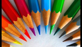 Πολύχρωμες συνδέσεις: Η δύναμη των αποχρώσεων στο branding